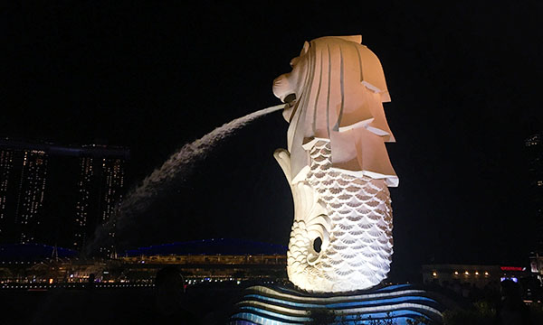 魚尾獅公園在萊佛士坊地鐵站