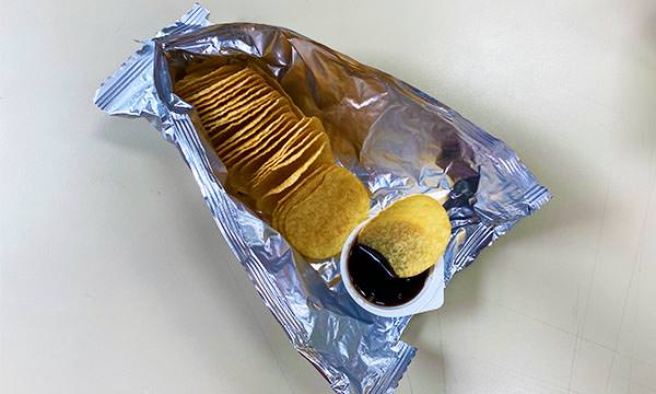 打開的洋芋片和沾醬