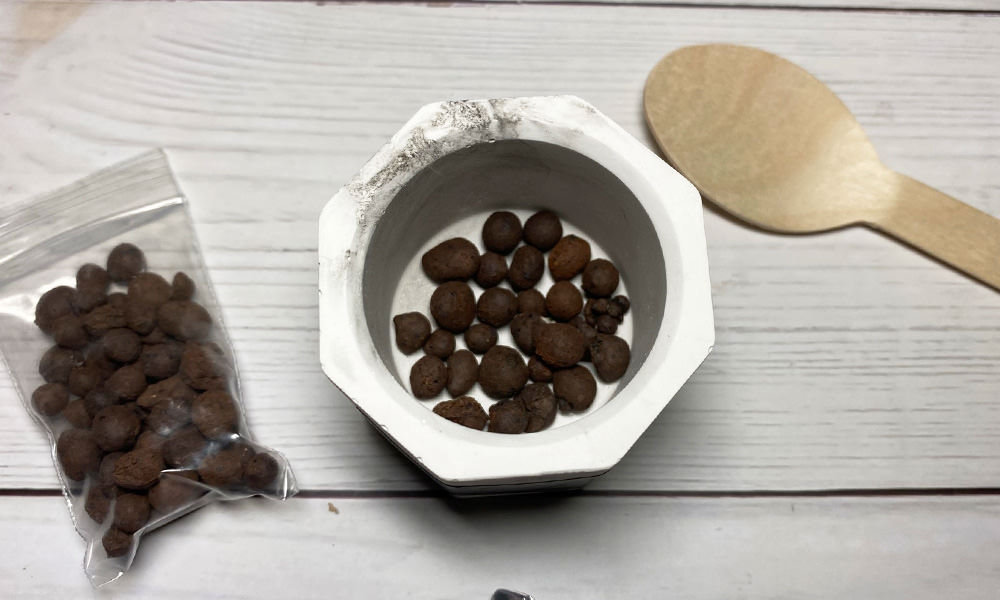 平鋪一層發泡煉石