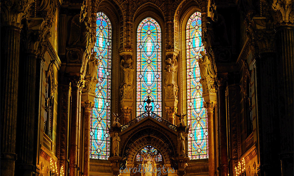 富維耶聖母院彩繪玻璃窗