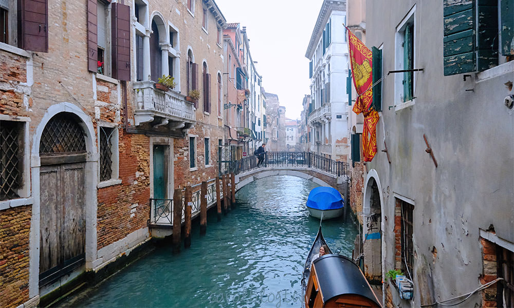 在沉船書店欣賞威尼斯運河