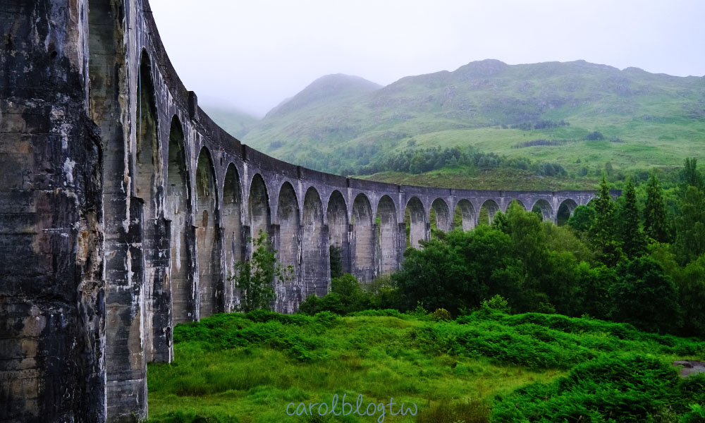 在Glenfinnan Viaduct橋下