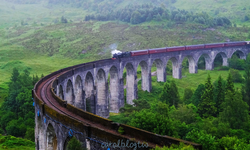 Glenfinnan Viaduct 上的蒸汽火車