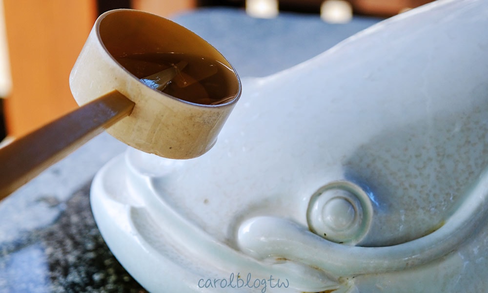 拿水澆白鯰魚