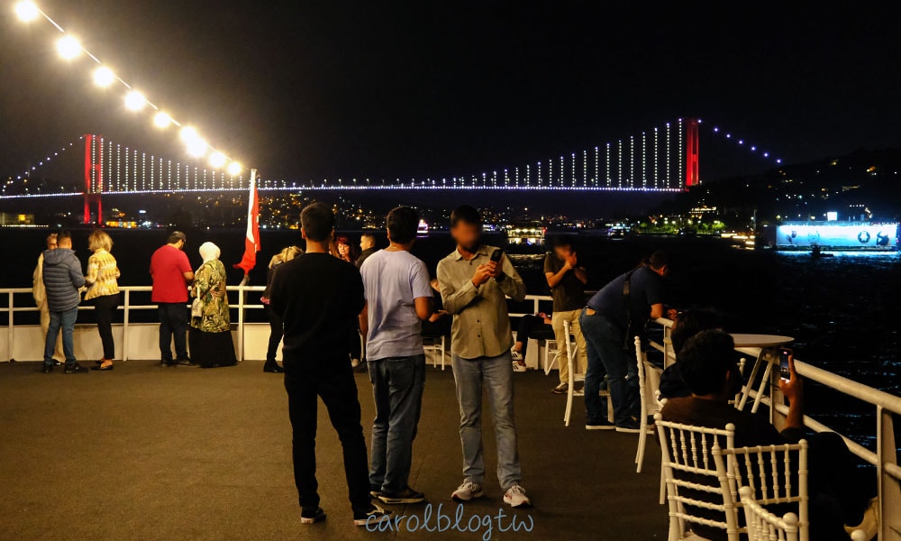 Read more about the article 【博斯普魯斯海峽遊船】2025船票價格/平價遊船晚餐/船上表演