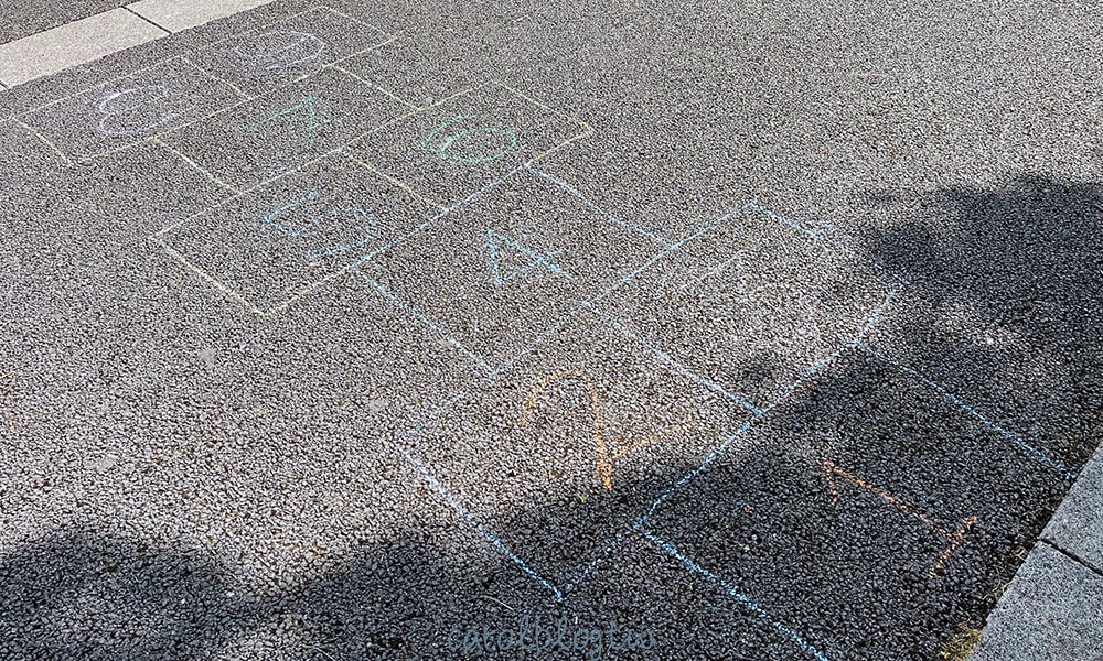 公園內的跳格子遊戲