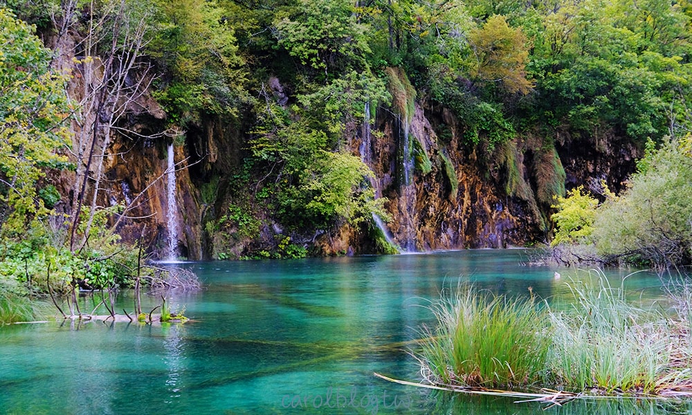 十六湖的藍綠色湖水