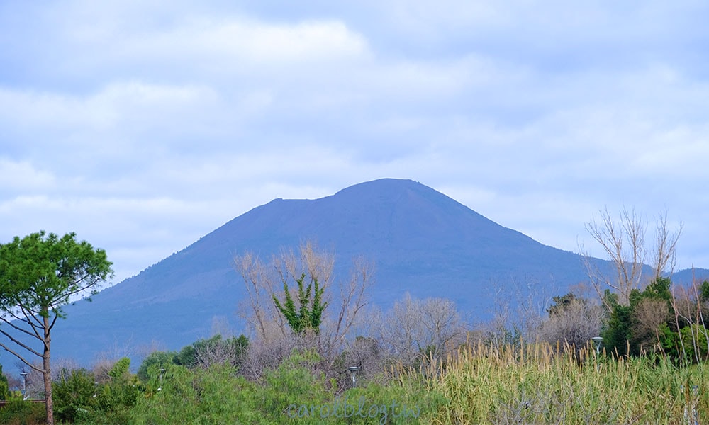 龐貝古城看維蘇威火山