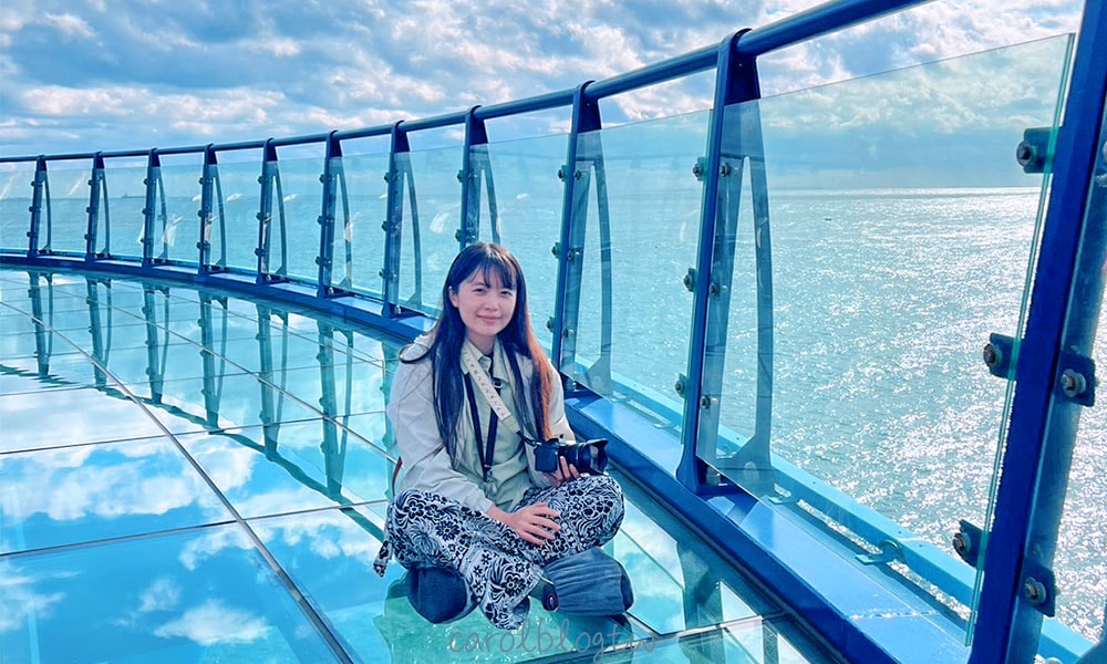 在青沙浦天空步道拍照 玻璃地板倒映天空
