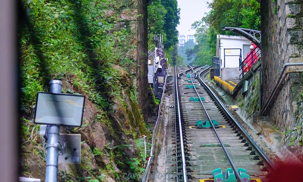 山頂纜車行駛中