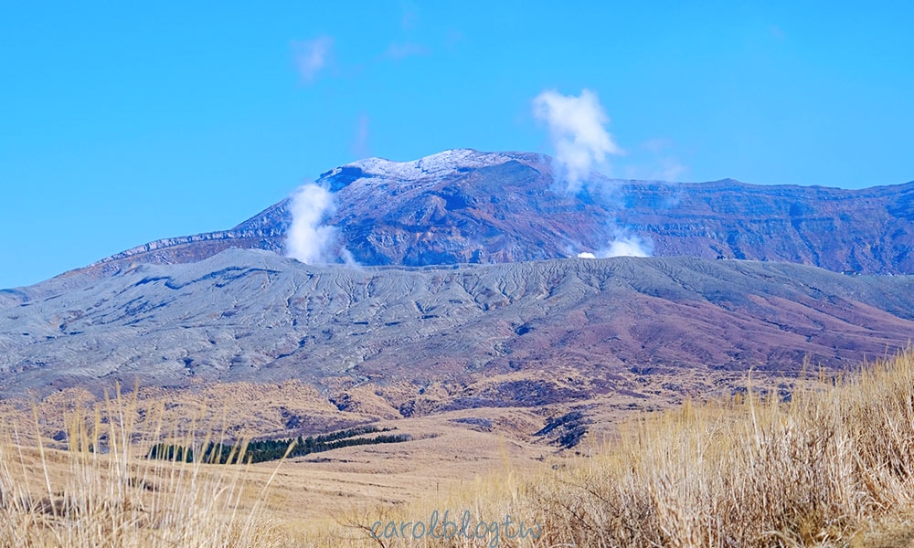 在草千里看阿蘇中岳火山口