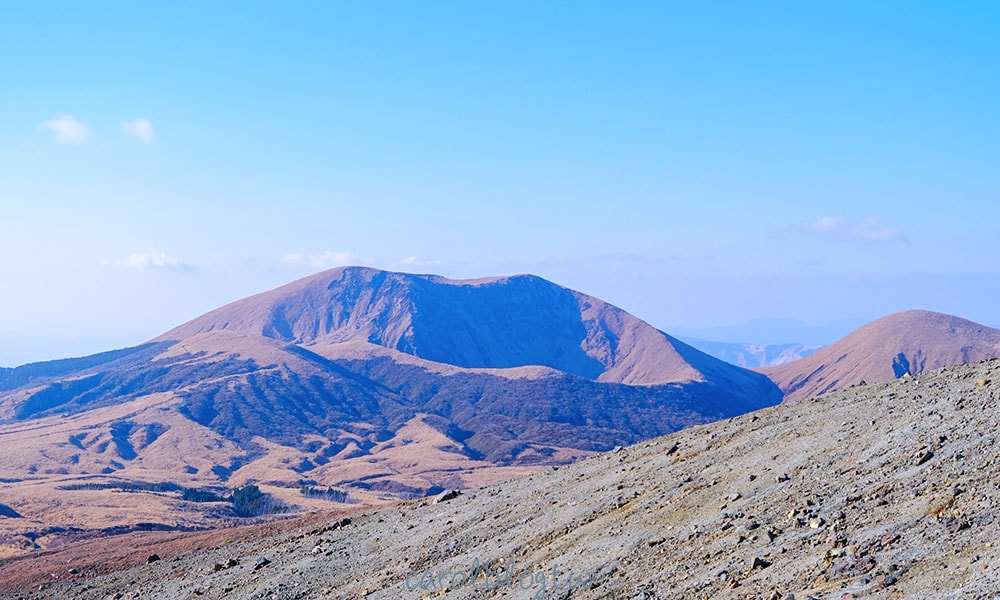 在觀景台欣賞火山口