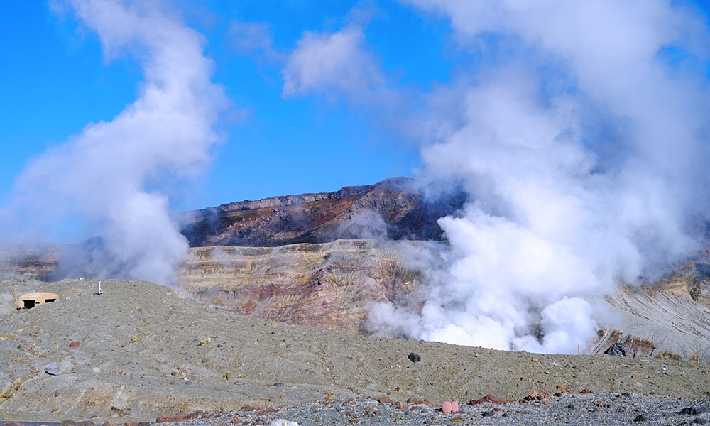 在觀景台欣賞第一火山口