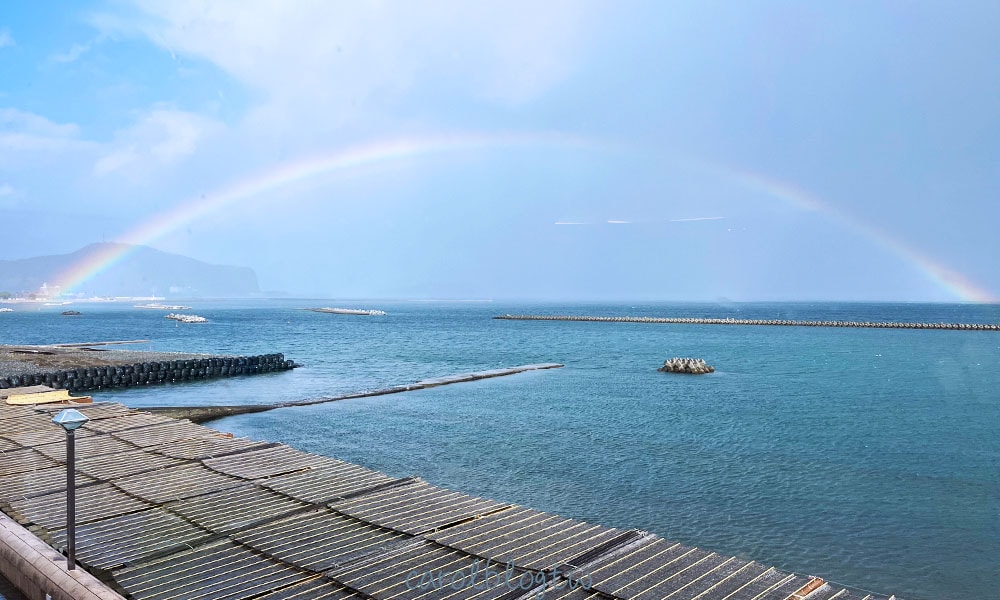 泡完砂浴休息區看海