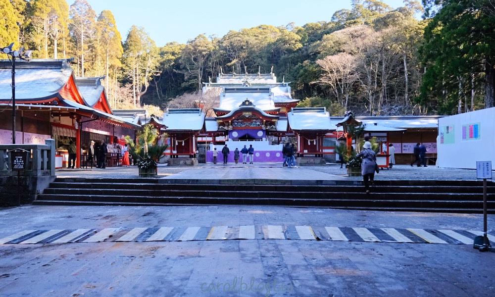 霧島神宮正殿前