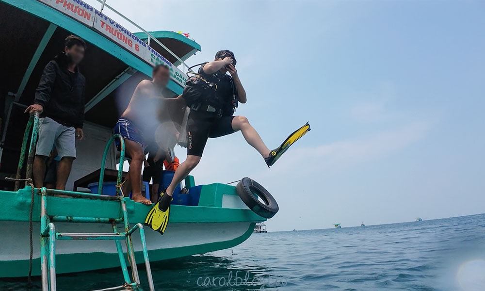 直接從船上跳下水