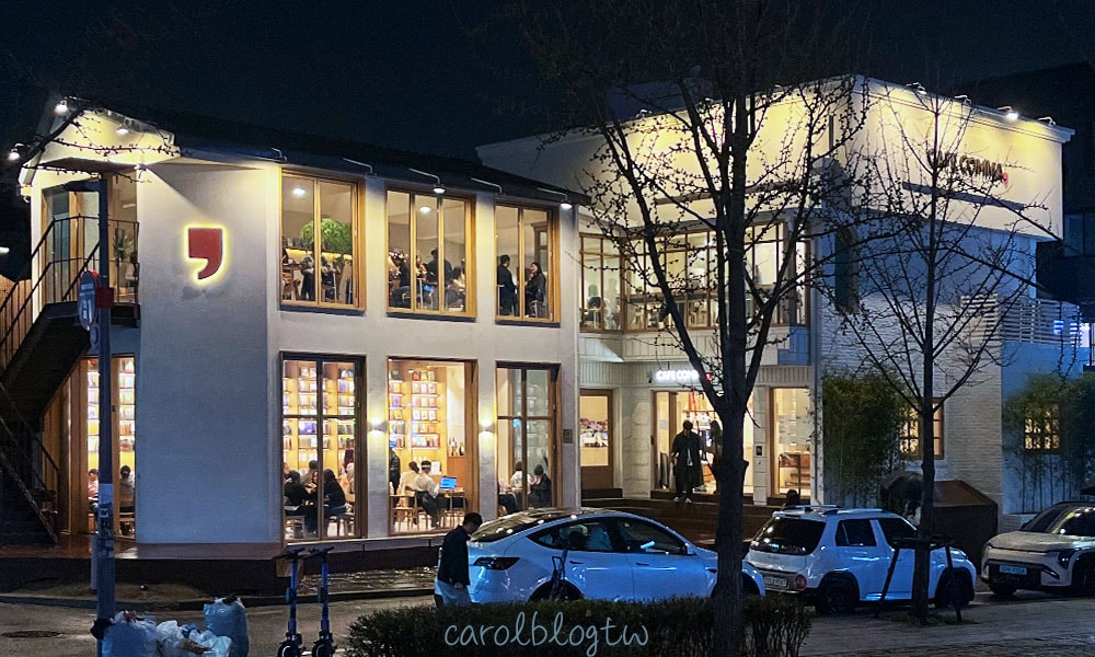 cafe comma 晚上頂燈後的外觀