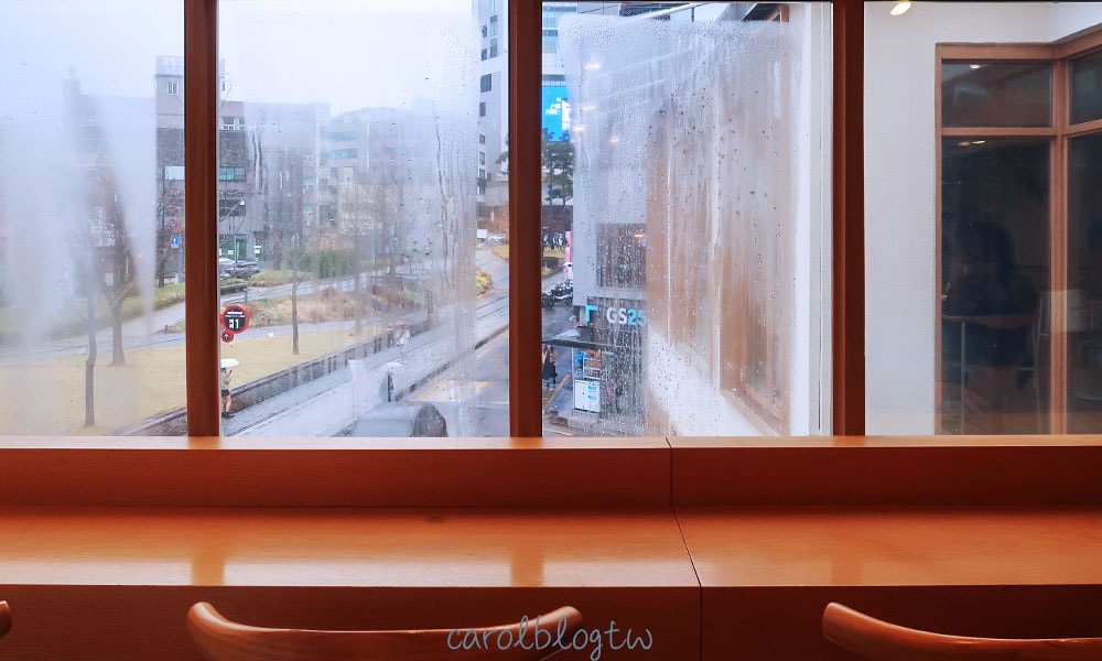 cafe comma 弘大店窗景座位