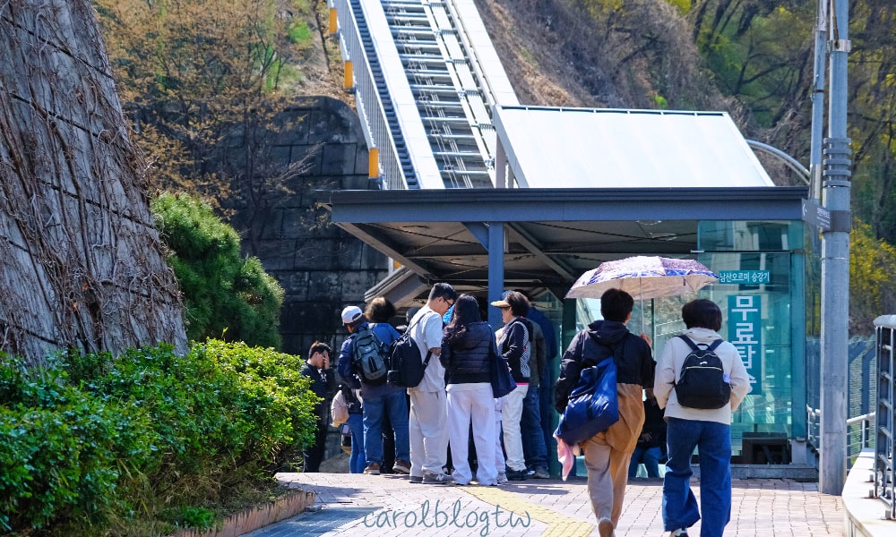 通往纜車站的電梯
