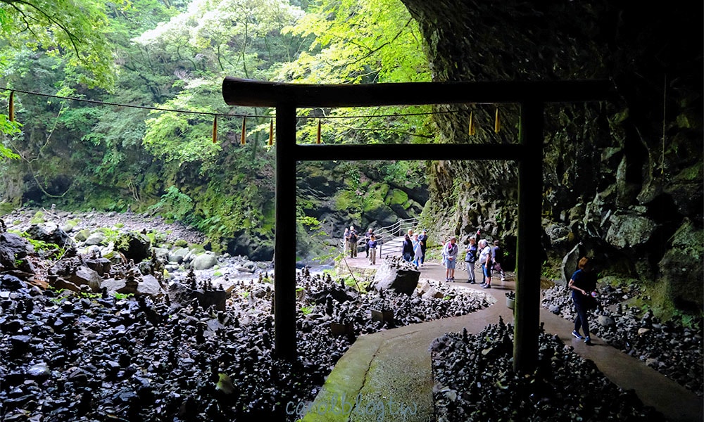 從天安河原洞穴往外看