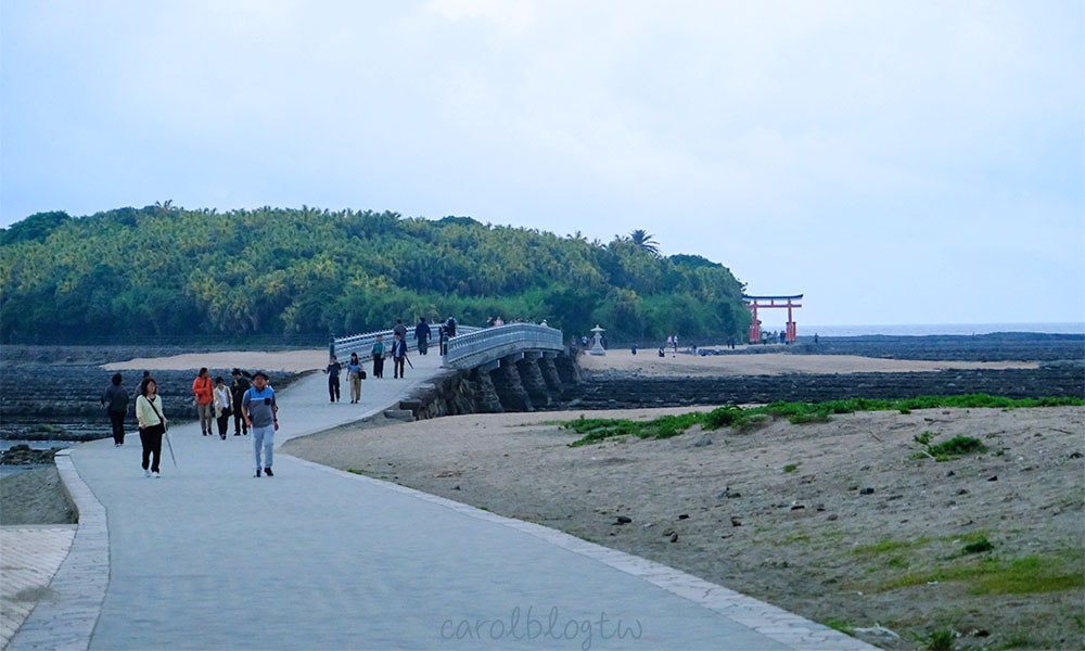 通往青島神社的橋