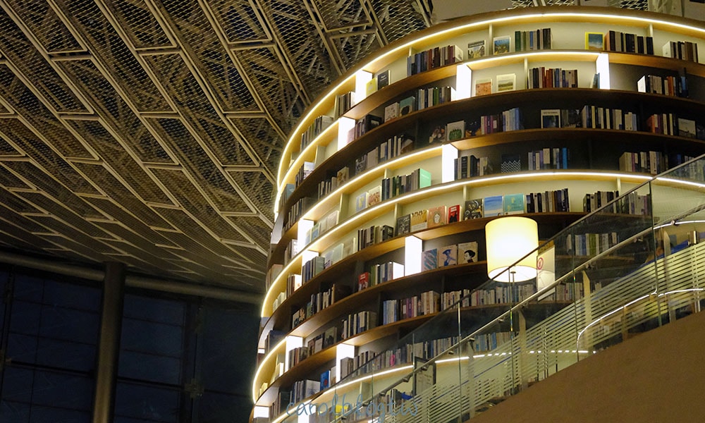 星空圖書館書櫃上層