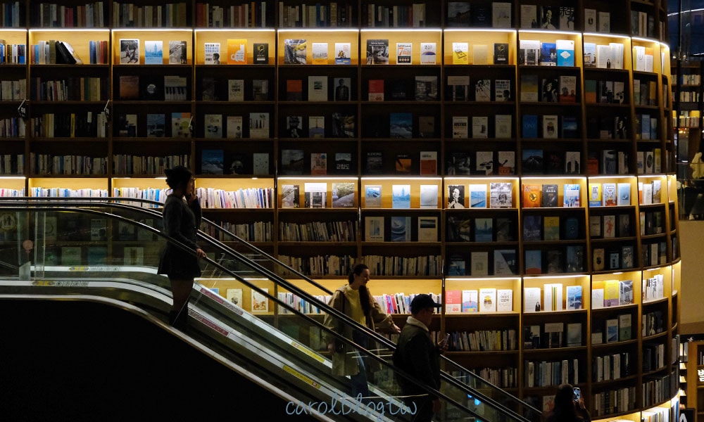 星空圖書館書櫃特寫