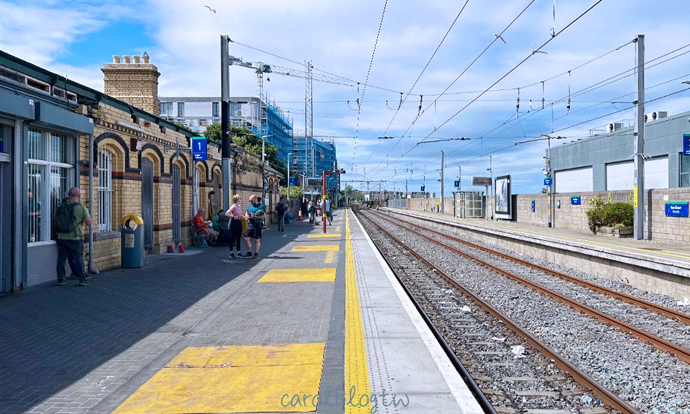【愛爾蘭鐵路攻略】購票教學、便宜車票查詢、路線、實際搭乘火車 - 第14張圖 愛爾蘭火車站月台