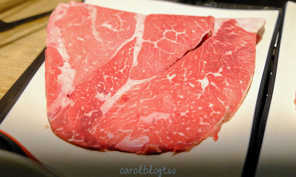 首爾一人燒肉|혼고집菜單、弘大店座位環境、烤肉套餐分享 - 第11張圖 需要自己切的肉片