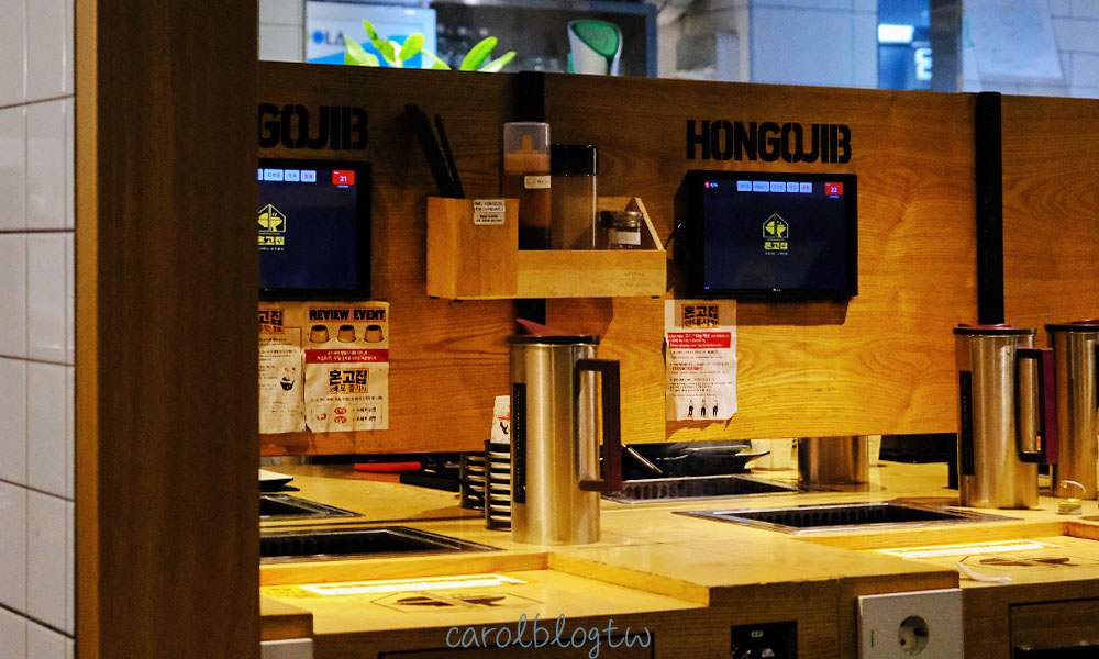 首爾一人燒肉|혼고집菜單、弘大店座位環境、烤肉套餐分享 - 第8張圖 一人燒肉單人座位