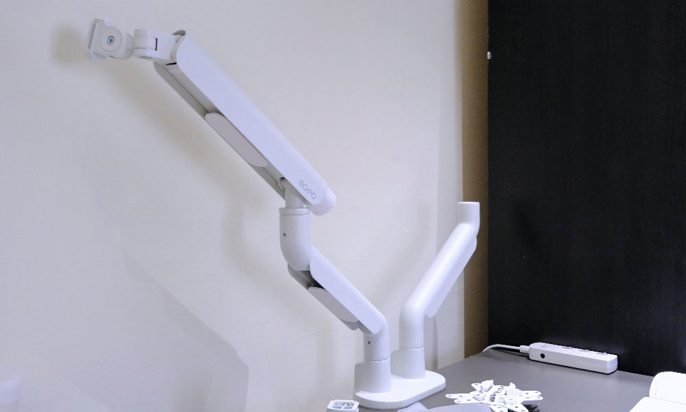 螢幕支架推薦|COFO無重力螢幕懸臂優缺點,輕鬆配合各種工作模式 - 第17張圖 接上螢幕懸臂