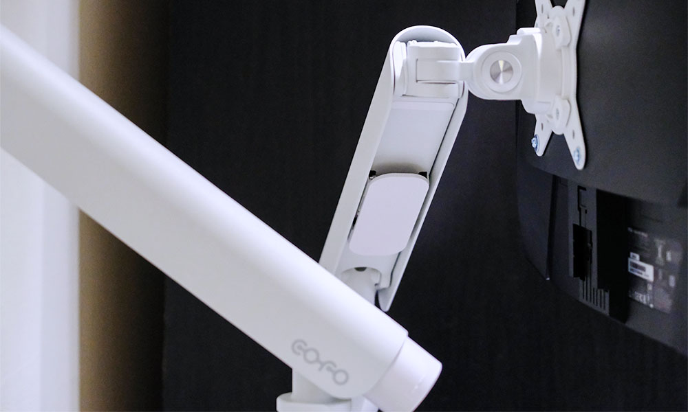 螢幕支架推薦|COFO無重力螢幕懸臂優缺點,輕鬆配合各種工作模式 - 第18張圖 將螢幕接上螢幕懸臂