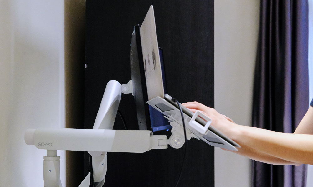 螢幕支架推薦|COFO無重力螢幕懸臂優缺點,輕鬆配合各種工作模式 - 第5張圖 使用螢幕懸臂可以站著工作