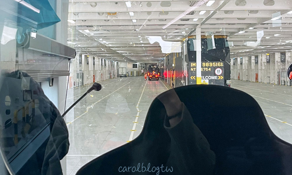 倫敦到巴黎巴士攻略|便宜票價、花費時間、路線、實際搭乘分享 - 第1張圖 巴士開上英吉利海峽渡輪