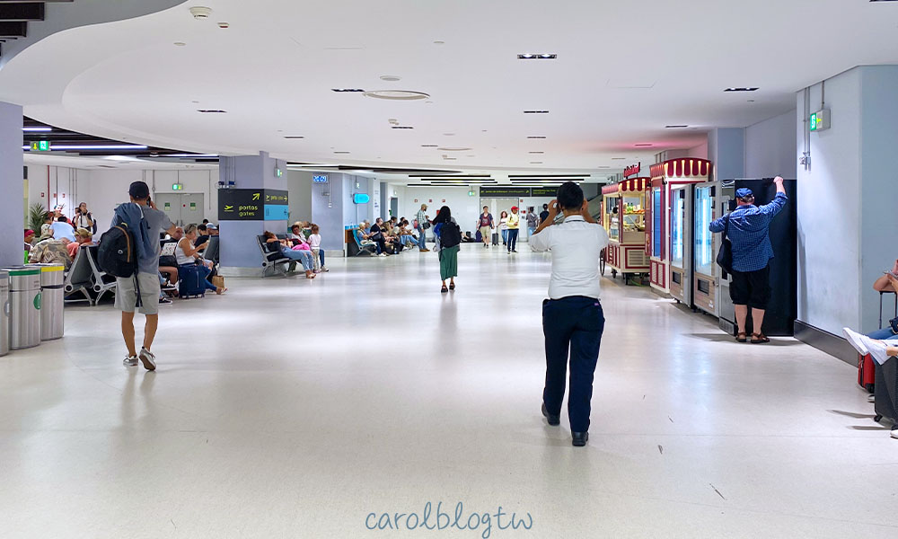里斯本機場交通攻略|2026票價、地鐵搭乘、航廈接駁車、機場免稅店 - 第13張圖 里斯本機場第二航廈出境後