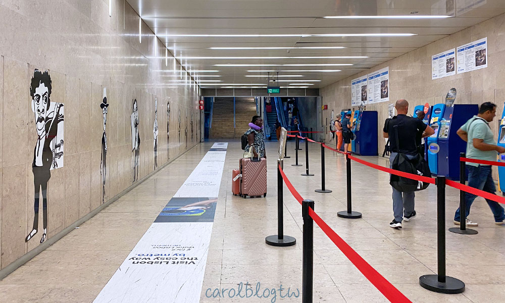 里斯本機場交通攻略|2026票價、地鐵搭乘、航廈接駁車、機場免稅店 - 第5張圖 里斯本機場地鐵站售票機