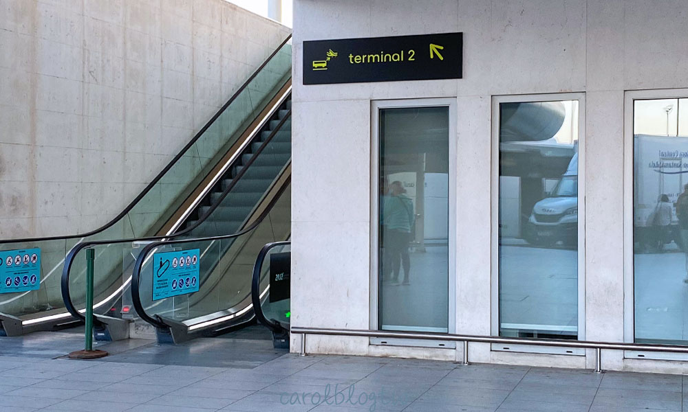 里斯本機場交通攻略|2026票價、地鐵搭乘、航廈接駁車、機場免稅店 - 第8張圖 前往里斯本機場二航免費接駁公車月台