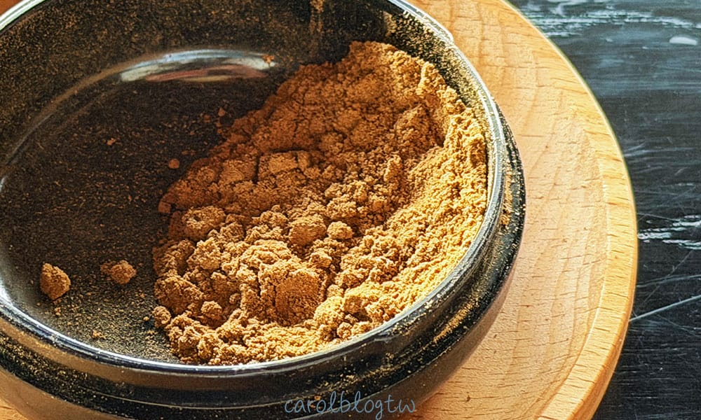撒上兩足院香灰