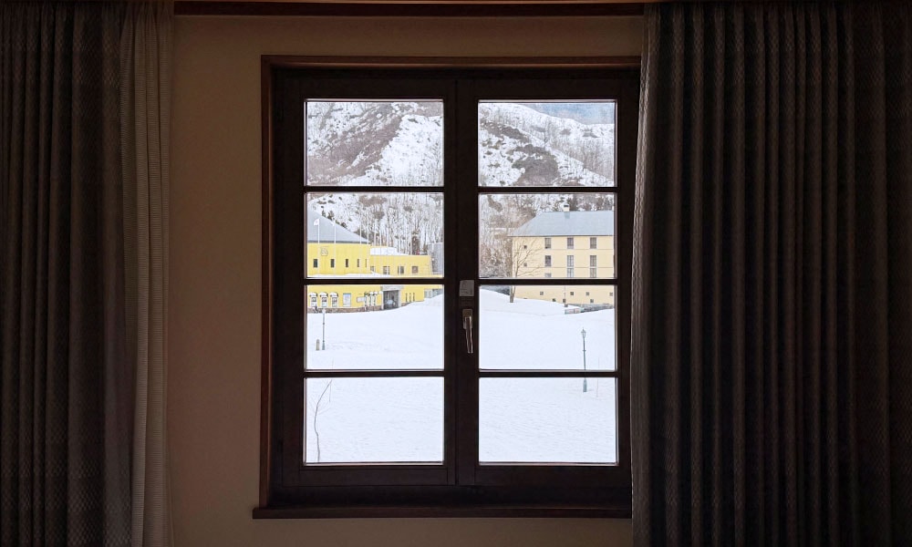 在度假村房間看雪景