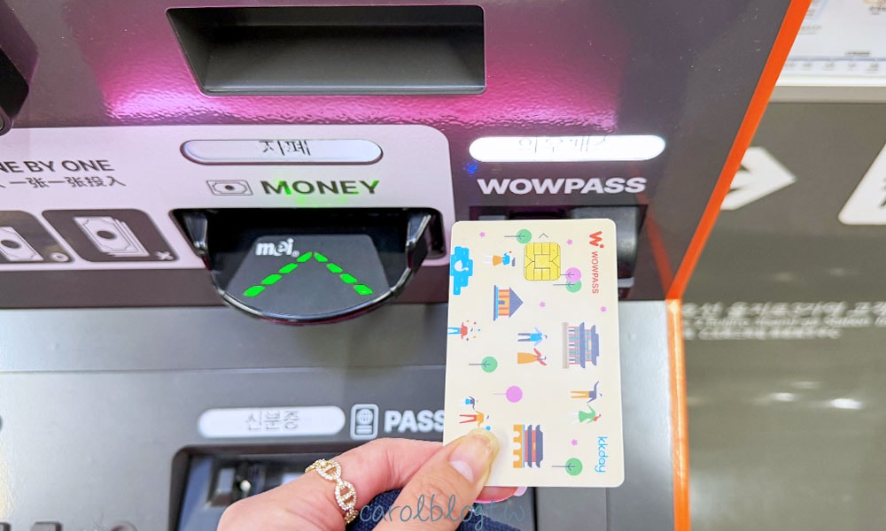 WOWPASS領錢教學|詳細領錢過程、APP驗證碼取得、手續費說明 - 第6張圖 插入 WOWPASS 實體卡片