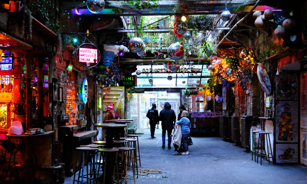 Read more about the article Szimpla Kert 廢墟酒吧攻略｜下午去是什麼感覺？白天去人少好拍照