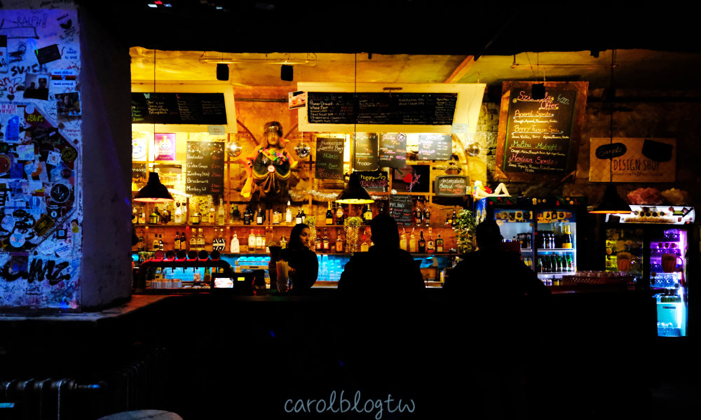 Szimpla Kert 酒吧吧台