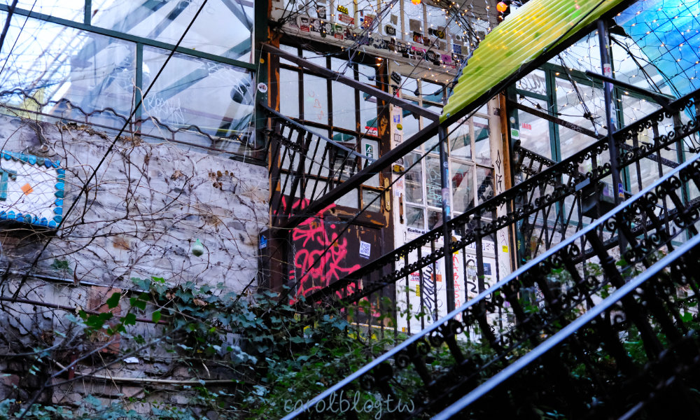 Szimpla Kert 通往二樓的樓梯