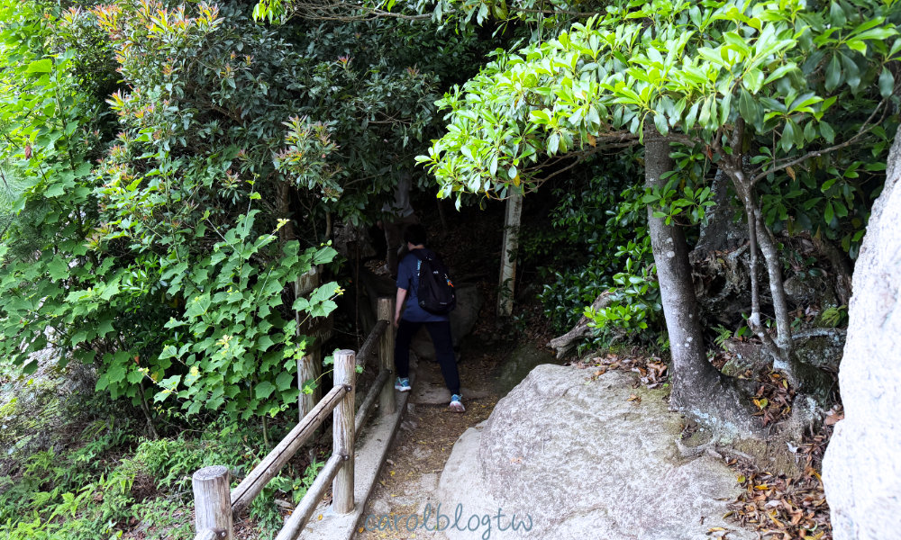 從獅子岩纜車站走去彌山